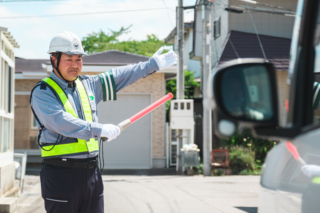 自動車を誘導する警備員